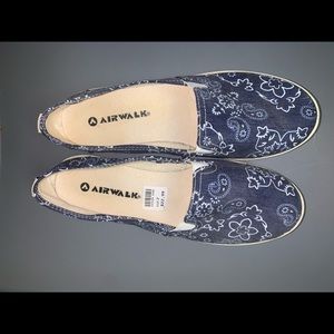 Airwalk shoe blue